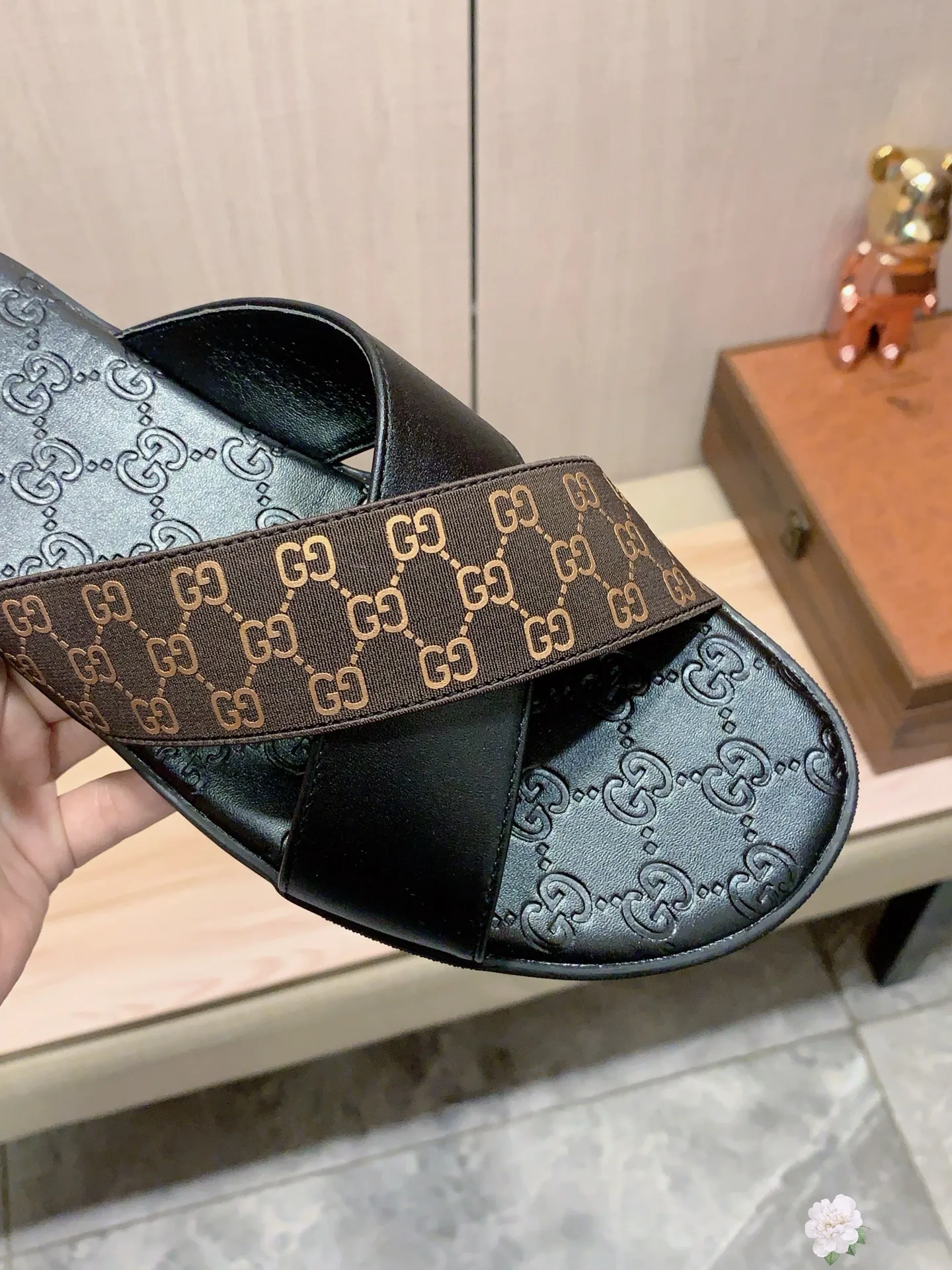 Slippers: New model: Factory price: 260💰💰🎩🎩🔥🔥《 Gucci* 》Series of slippers top purchasing agent🔍🔍Sold at the same time for men, original Italian imported webbing made of selected cowhide, exquisite workmanship,), sole: (super comfortable) original factory special sole, ⚠️exclusive double-layer movable molded sole super comfortable⚠️, real shot🎬the real thing is more beautiful🔍🔍266 regular code 38-44, can be ordered 45.